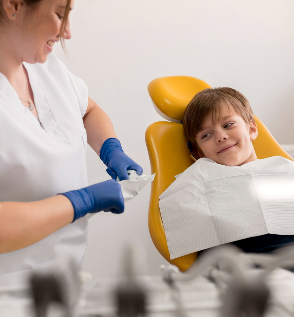 Enfant accueilli dans un cabinet de pédodontie avant une consultation chez Chadi Dental Clinic à Casablanca.