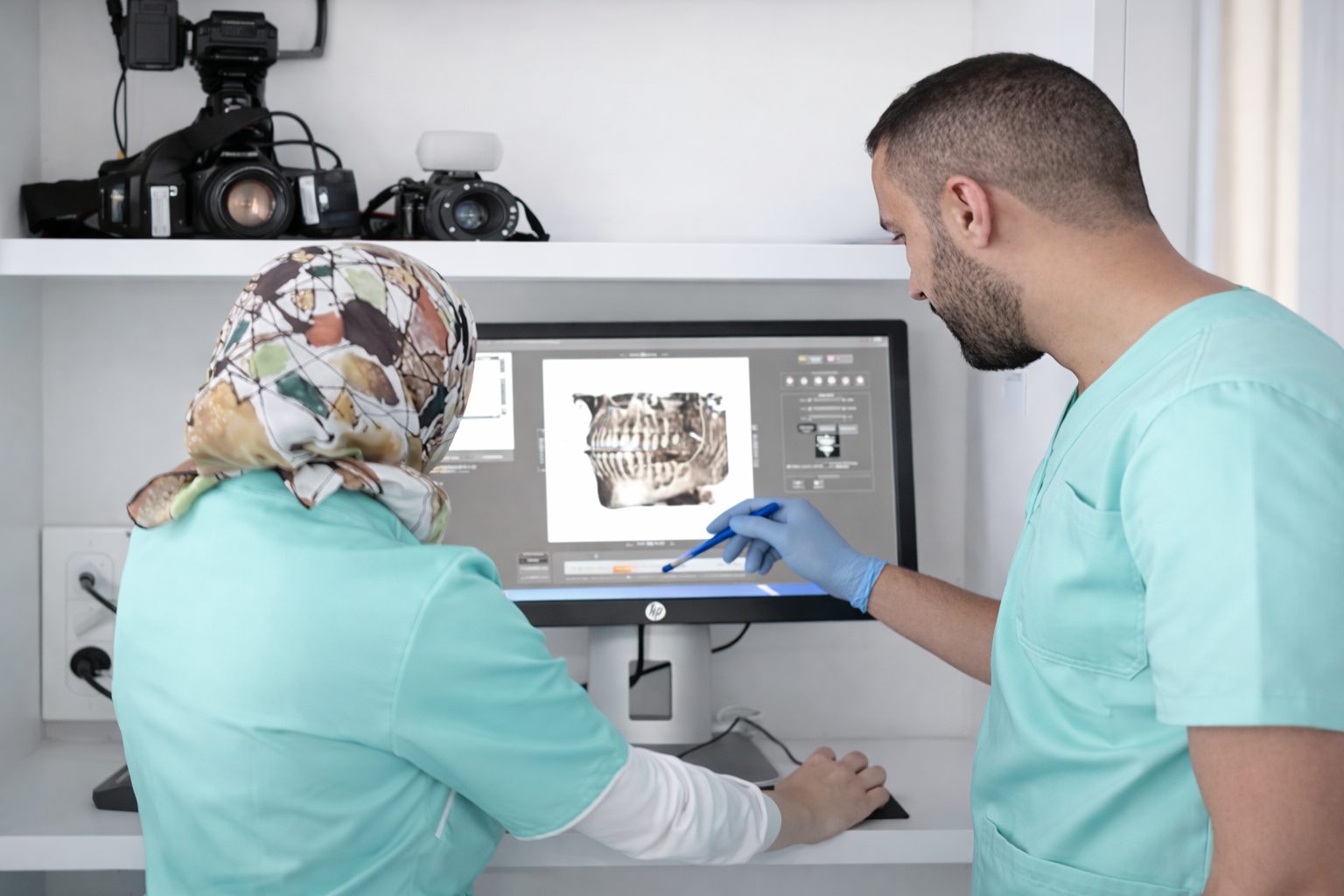 Dentistes analysant une radiographie dentaire sur écran à la Clinique Chadi Dental à Casablanca