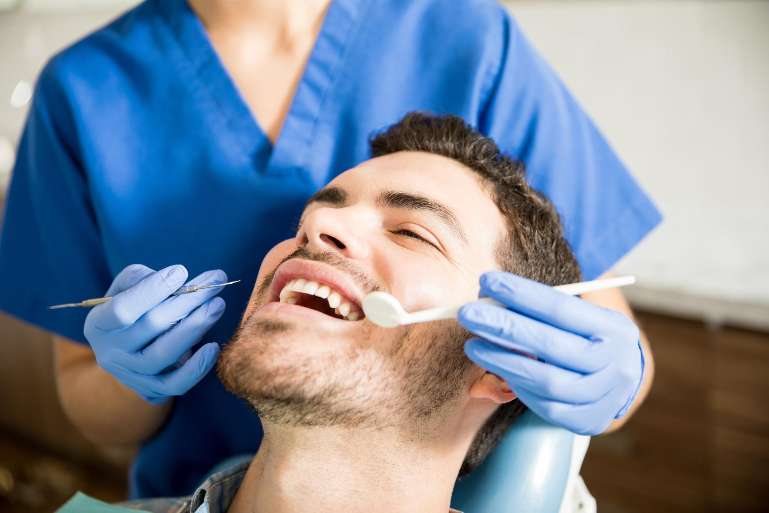 Chirurgie dentaire lors d’un examen buccal en clinique dentaire