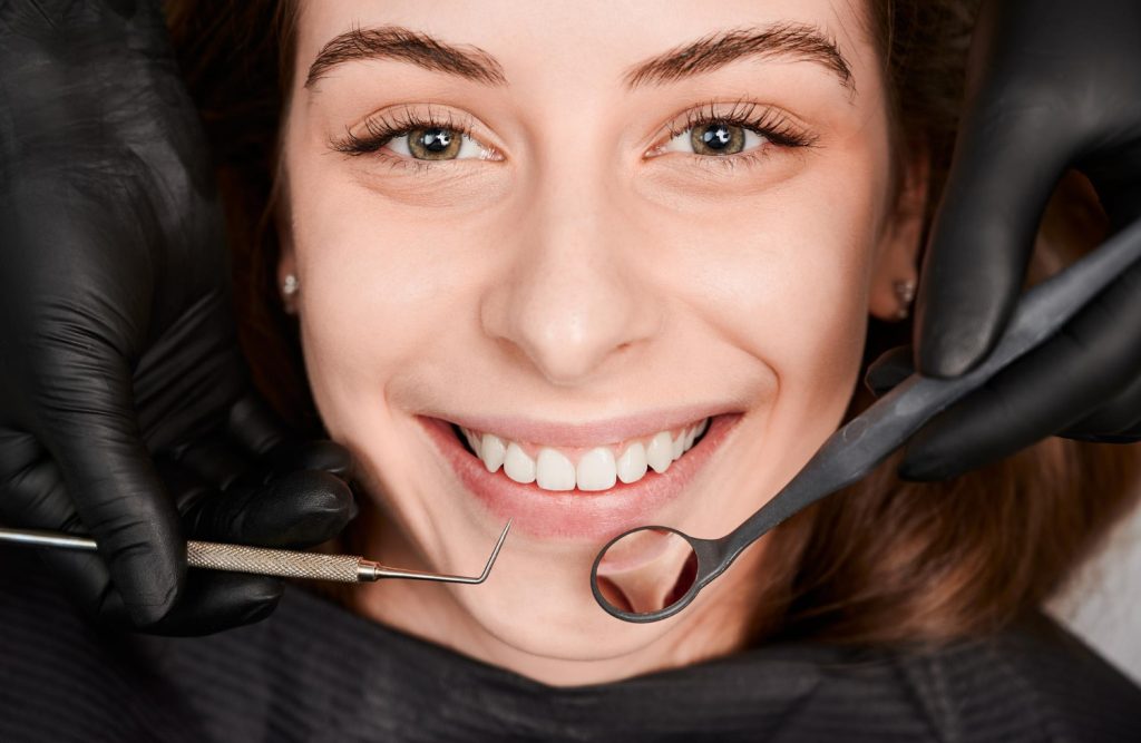 Patiente souriante lors d’un soin d’esthétique dentaire chez Chadi Dental Clinic à Casablanca.
