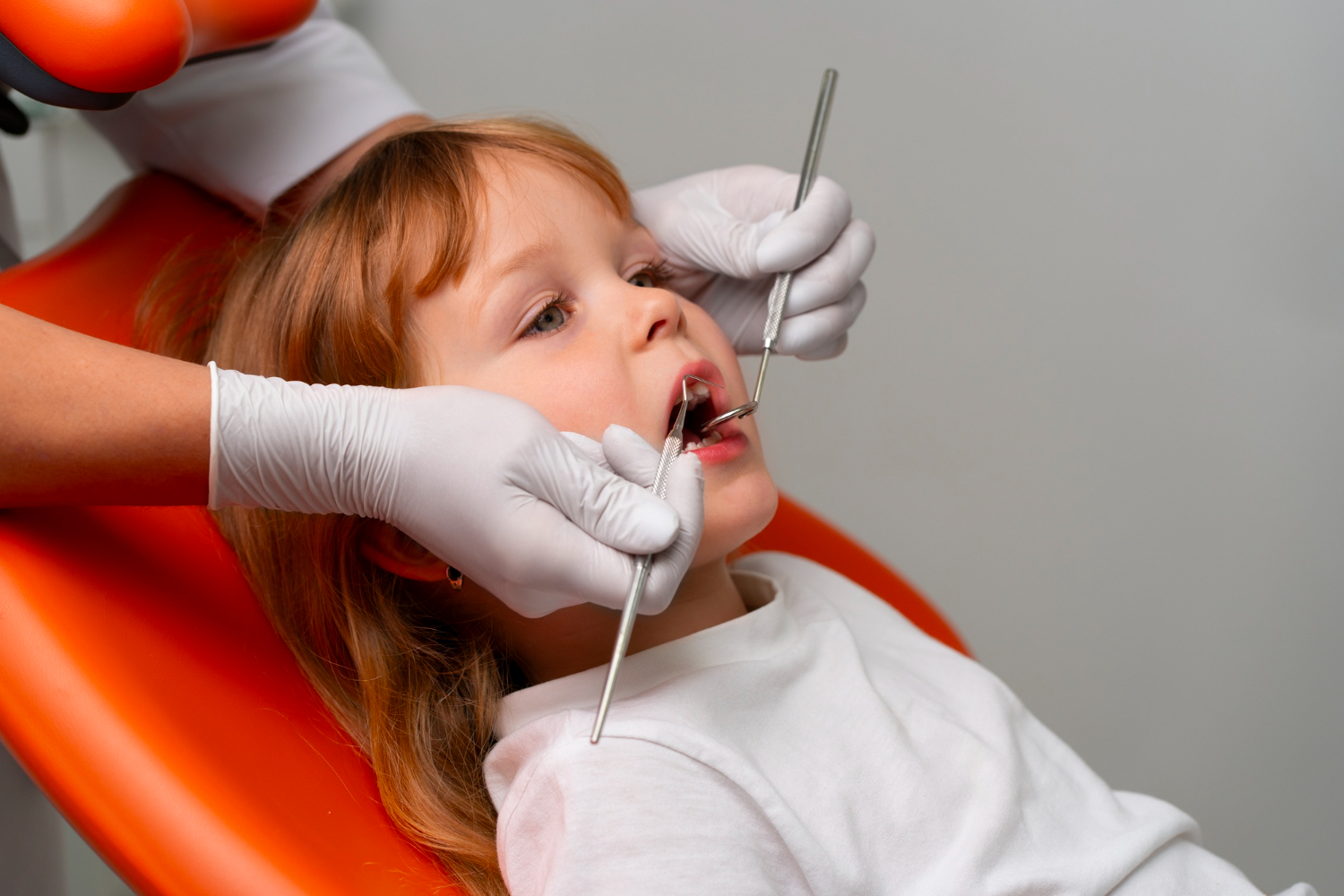 Soin dentaire pédiatrique réalisé sur un enfant dans une clinique dentaire moderne