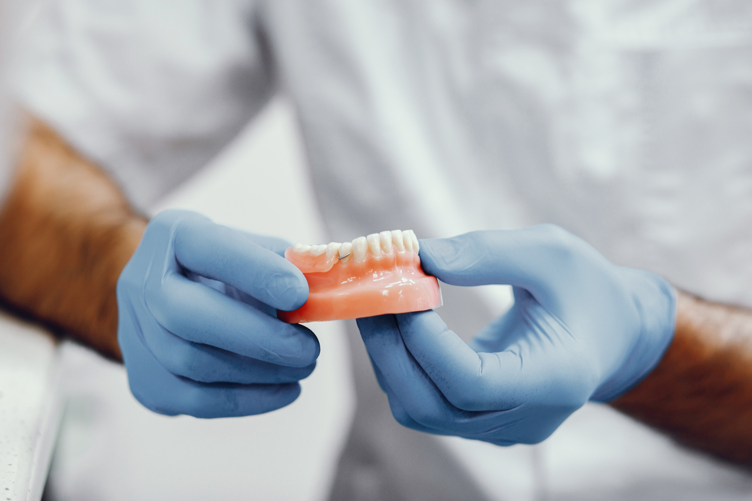 Présentation d’un modèle de prothèse dentaire lors d’une consultation en clinique dentaire