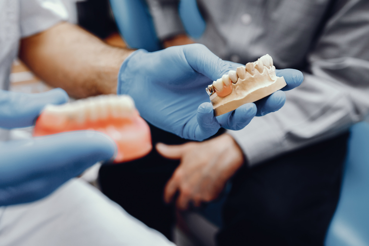 Présentation d'une prothèse dentaire sur mesure au patient lors d'une consultation chez Chadi Dental Clinic à Casablanca.