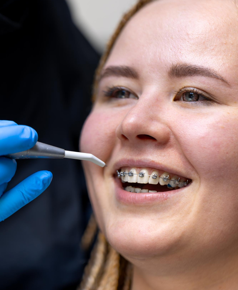 Patiente portant un appareil dentaire lors d’un contrôle orthodontique chez Chadi Dental Clinic à Casablanca.