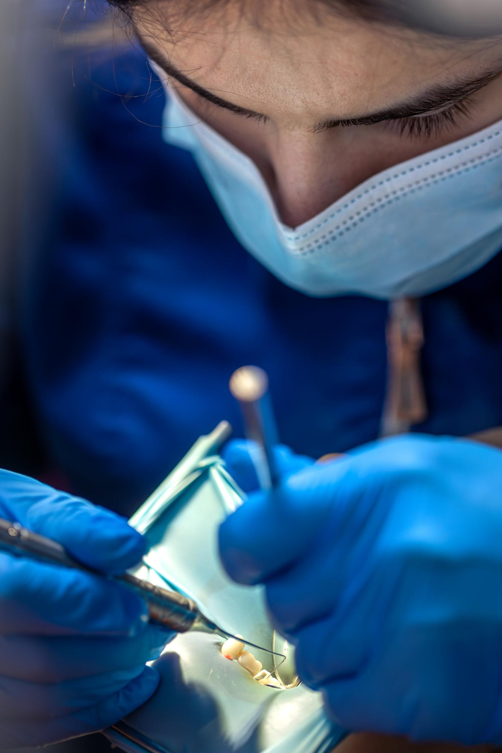 Dentiste réalisant une intervention d’implantologie dentaire à la clinique Chadi Dental à Casablanca avec des instruments de précision.