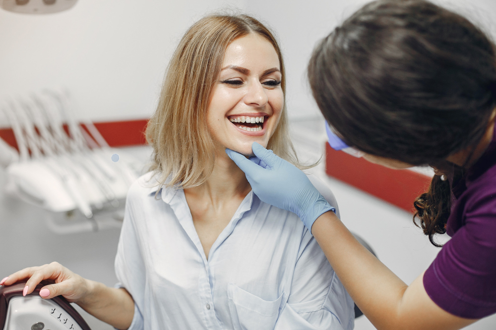 Réhabilitation du sourire avant et après traitement dentaire esthétique