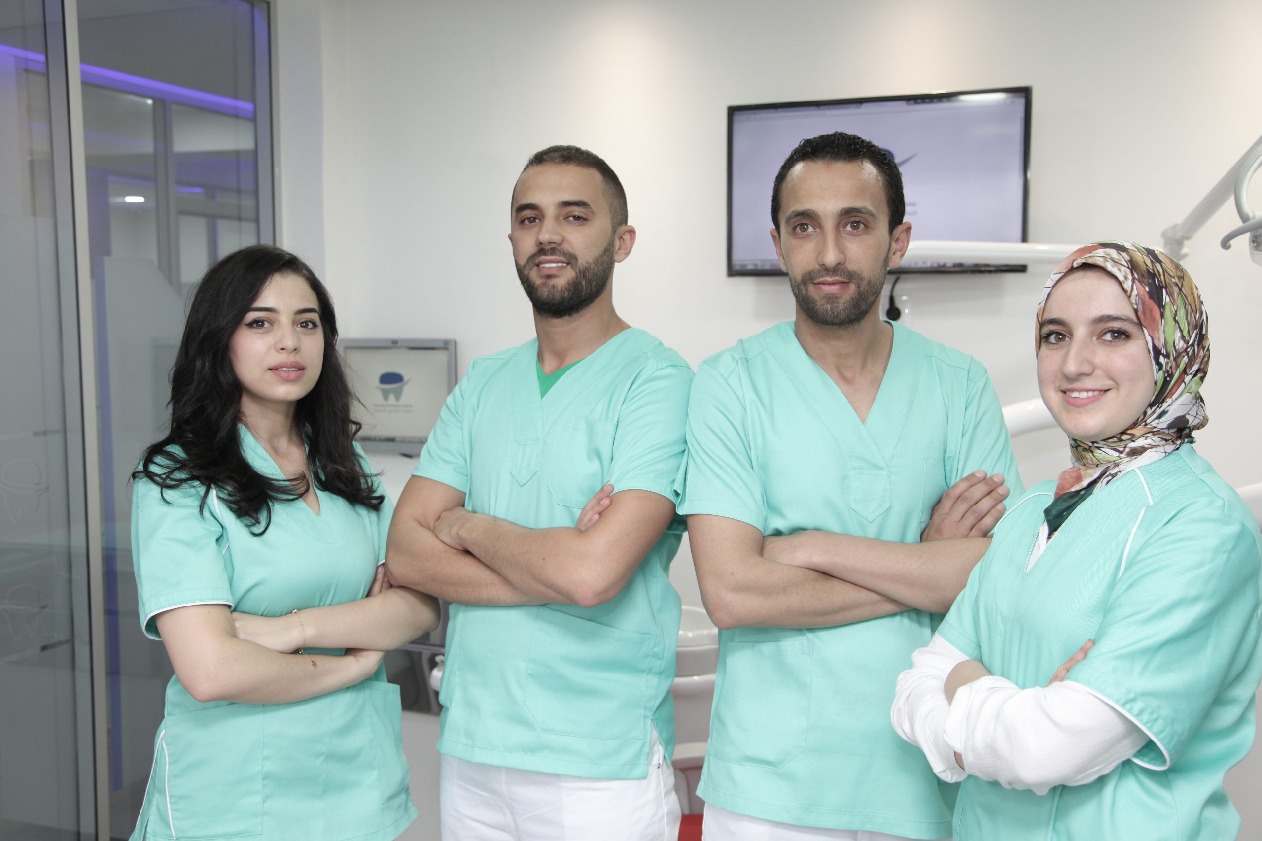 Équipe de professionnels de Chadi Dental Clinic réunie dans le cabinet dentaire à Casablanca.